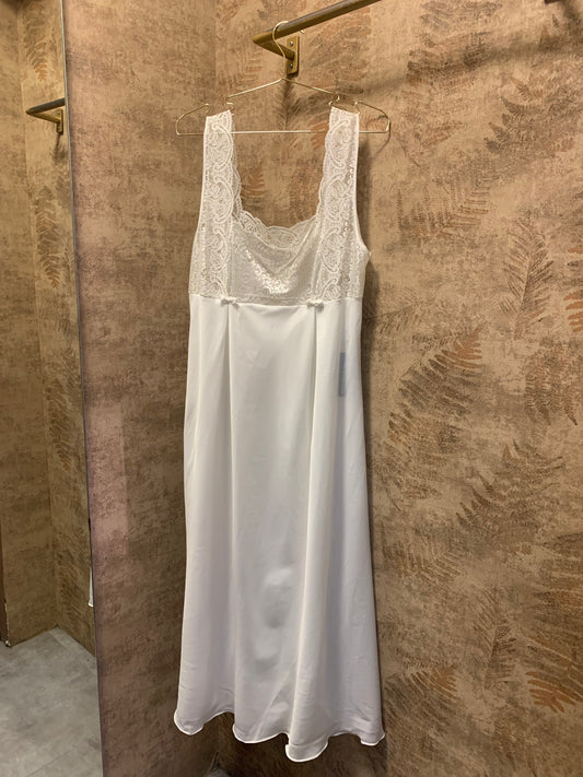 LONG DRESS WITH LACE CHEST